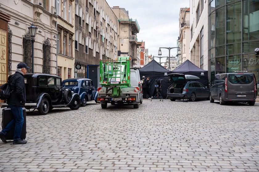 Plan zdjęciowy w okolicach Uniwersytetu Wrocławskiego. - Z uwagi na szczególne tło historyczne serialu (nazistowskie Niemcy lat 30. XX wieku), w przestrzeni miasta powstaną plany scenograficzne, uwzględniające określone znaki i symbole, charakterystyczne dla danego okresu historycznego, których nie należy w żaden sposób interpretować dosłownie – są jedynie dekoracją do filmu - informuje producent filmu
